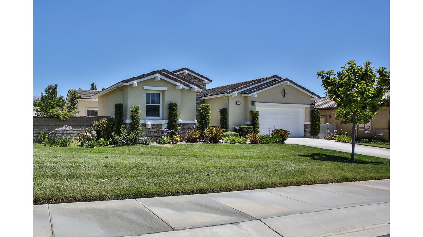 1586 Whisper Creek, Beaumont, CA 92223