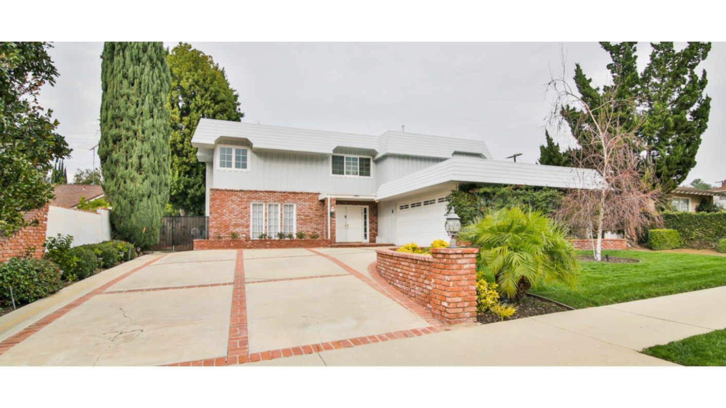 22681 Mulholland Dr, Los Angeles, CA 91364